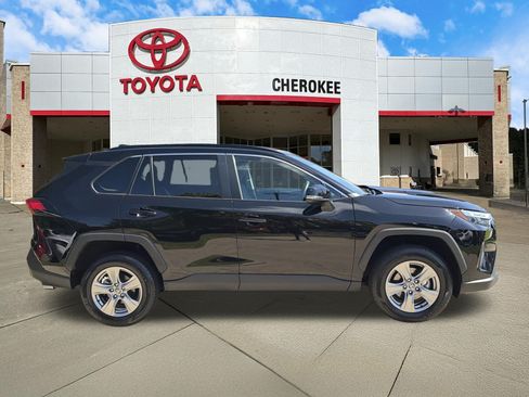 Used 2024 Toyota RAV4 XLE FWD image 4