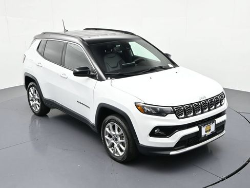 Used 2025 Jeep Compass Limited AWD/4WD image 17