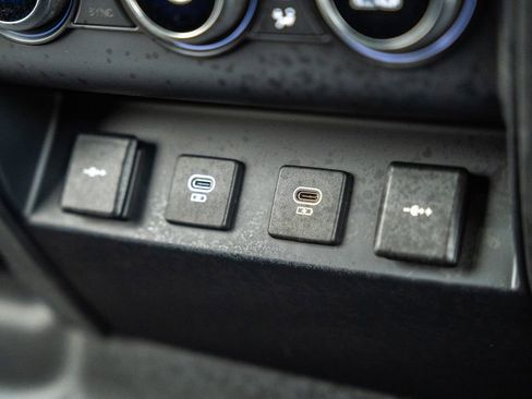 Used 2022 Land Rover Defender 110 X-Dynamic HSE image 36