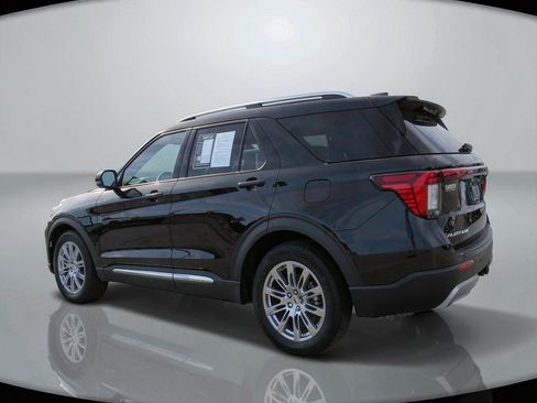 Used 2025 Ford Explorer Platinum RWD image 3
