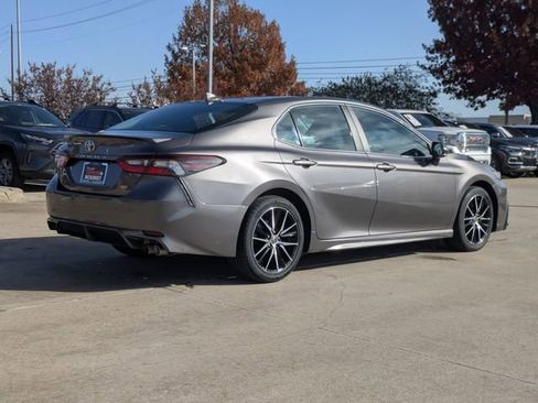 Used 2024 Toyota Camry SE image 6