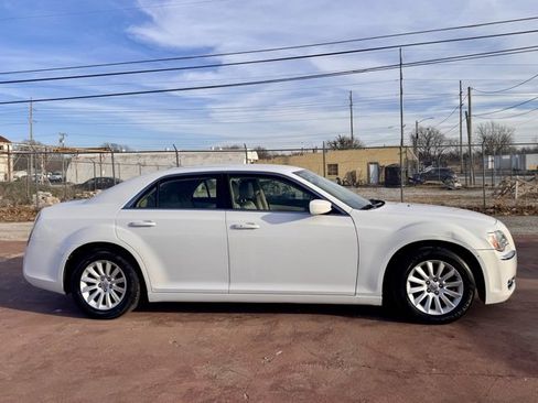 Used 2013 Chrysler 300 image 4