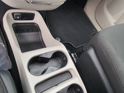 Used 2022 Chrysler Voyager LX FWD image 39