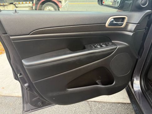 Used 2017 Jeep Grand Cherokee Laredo w/ Quick Order Package 23E image 15