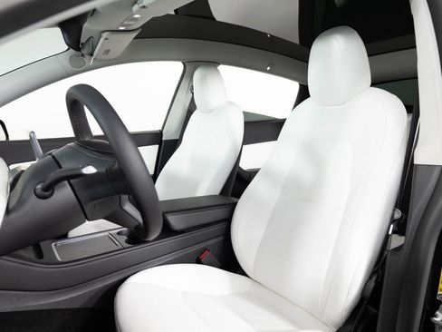 Used 2022 Tesla Model Y Long Range image 16