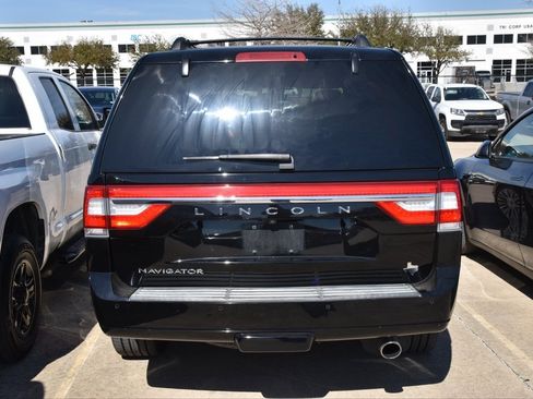 Used 2017 Lincoln Navigator Select image 8
