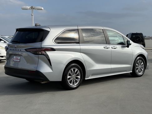 Certified 2025 Toyota Sienna LE FWD image 3