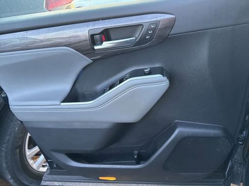 Used 2022 Toyota Highlander Limited image 9