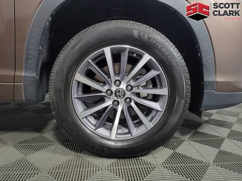 Used 2017 Toyota Highlander XLE FWD image 11