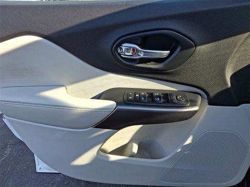 Used 2020 Jeep Cherokee Latitude Plus w/ Cold Weather Group image 12