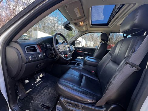 Used 2011 Chevrolet Avalanche LT image 9