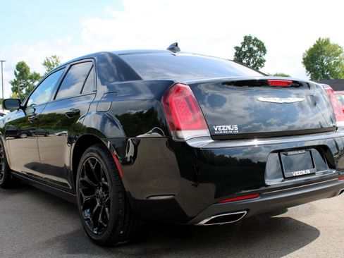 Used 2018 Chrysler 300 Touring w/ Sport Appearance Package image 4