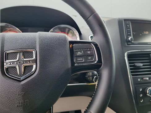 Used 2017 Dodge Grand Caravan SXT FWD image 17