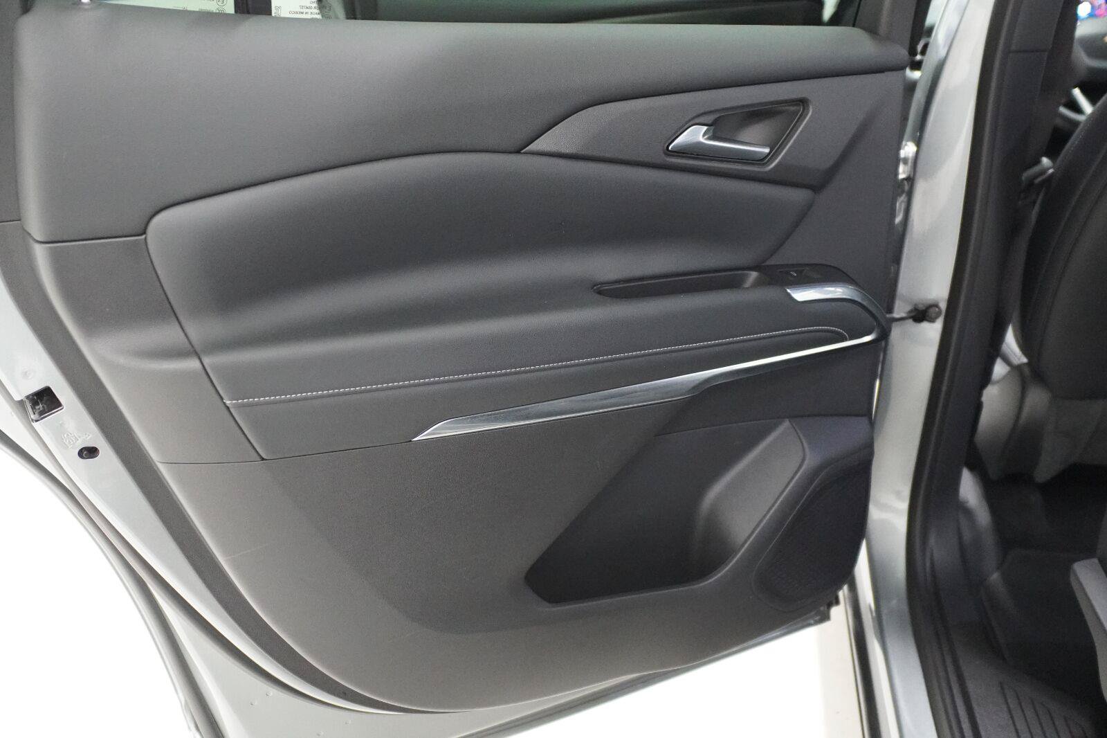 Used 2025 Chevrolet Traverse LT FWD image 10