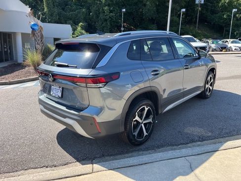 New 2025 Volkswagen Tiguan SE image 3