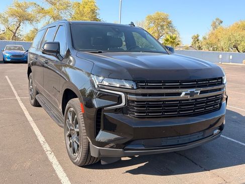 Used 2022 Chevrolet Suburban RST w/ Luxury Package AWD/4WD image 4