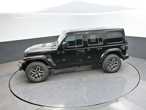 Used 2025 Jeep Wrangler Unlimited Sahara AWD/4WD image 27