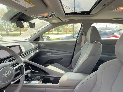 Certified 2025 Hyundai Elantra SEL image 32
