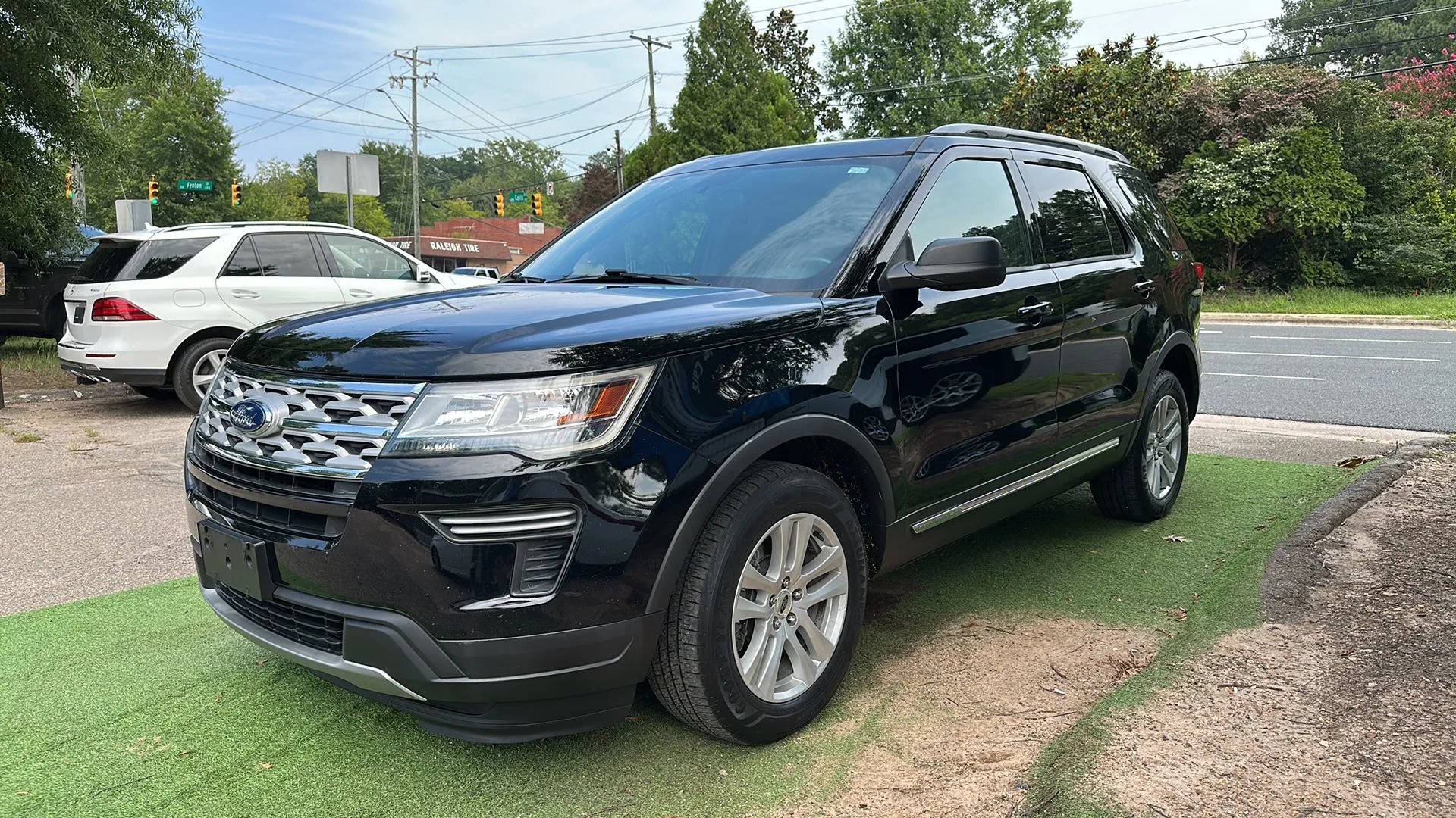 Used 2018 Ford Explorer XLT AWD/4WD image 3