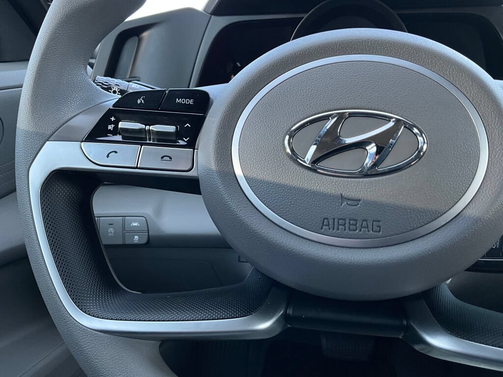 Used 2023 Hyundai Elantra SE w/ Preferred Accessory Package FWD image 21