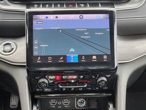 Used 2023 Jeep Grand Cherokee Limited w/ Luxury Tech Group II image 24