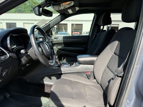 Used 2018 Jeep Grand Cherokee Laredo AWD/4WD image 2