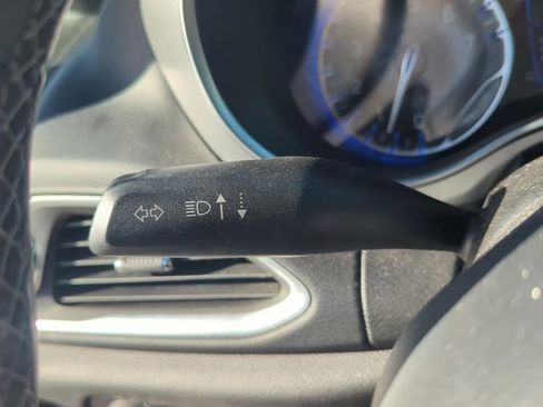 Used 2018 Chrysler Pacifica Touring-L image 16