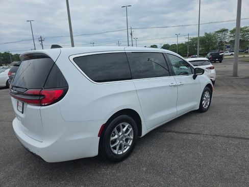 Used 2023 Chrysler Pacifica Touring-L FWD image 4