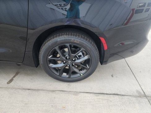 New 2026 Chrysler Pacifica Limited w/ S Appearance Package image 27