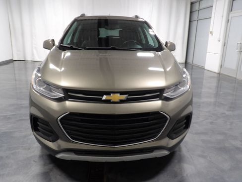 Used 2021 Chevrolet Trax LT w/ Driver Confidence Package FWD image 2