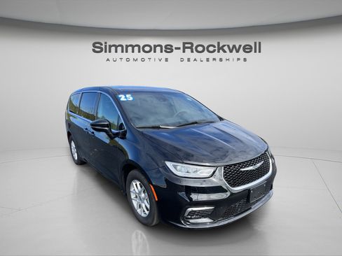 Used 2025 Chrysler Pacifica Select FWD image 7