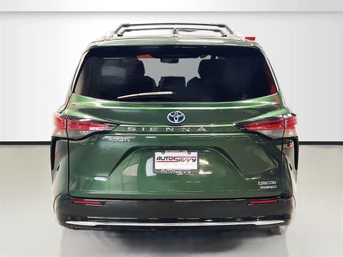 Used 2022 Toyota Sienna Limited image 6