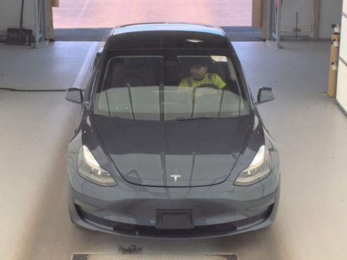 Used 2023 Tesla Model 3 Standard Range image 2