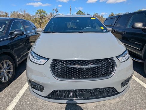 Used 2022 Chrysler Pacifica Limited w/ Uconnect Theater Family Group image 2