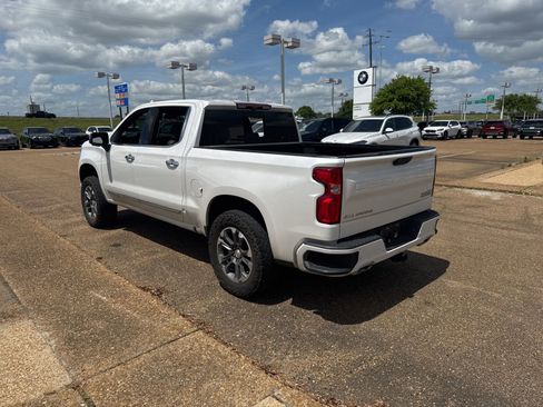 Used 2023 Chevrolet Silverado 1500 High Country w/ Technology Package image 7