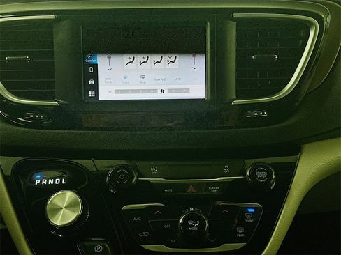 Used 2024 Chrysler Voyager LX image 18