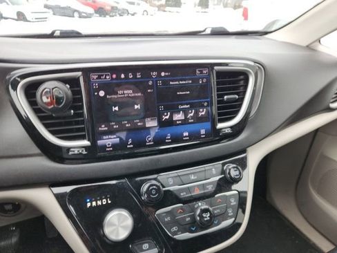 Used 2022 Chrysler Pacifica Touring-L image 12