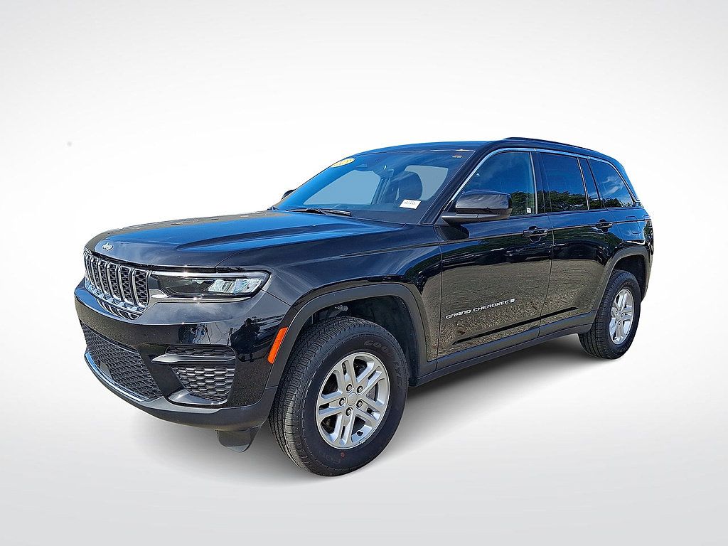 Used 2025 Jeep Grand Cherokee Laredo w/ Luxury Tech Group I AWD/4WD image 1