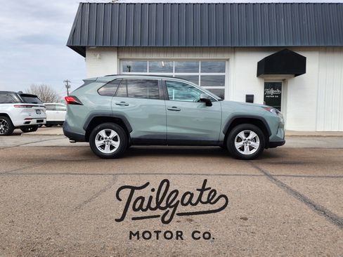 Used 2021 Toyota RAV4 XLE image 1
