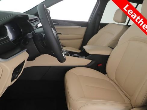 Used 2025 Jeep Grand Cherokee Limited image 16