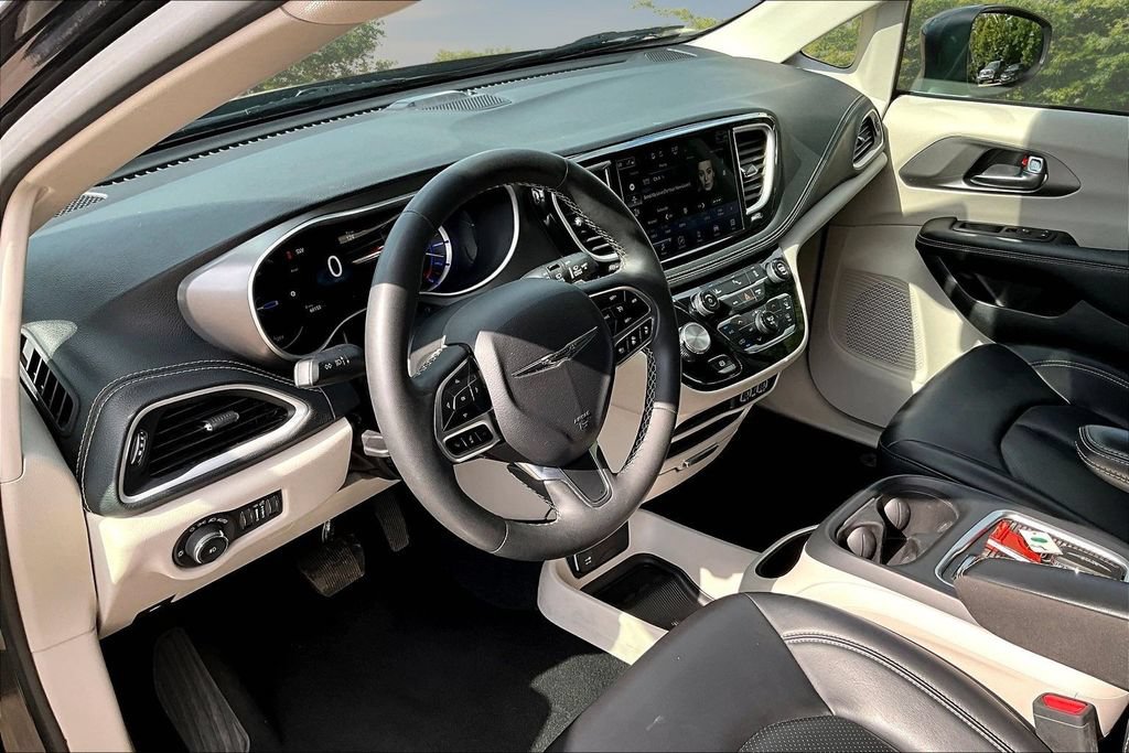 Used 2023 Chrysler Pacifica Touring-L FWD image 14