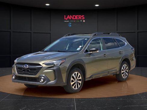 Used 2025 Subaru Outback Premium AWD/4WD image 1