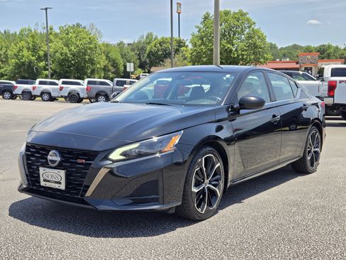Used 2024 Nissan Altima 2.5 SR FWD image 2