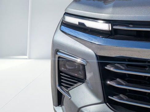 Used 2025 Chevrolet Traverse LT image 8