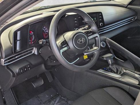 Used 2021 Hyundai Elantra SE image 10