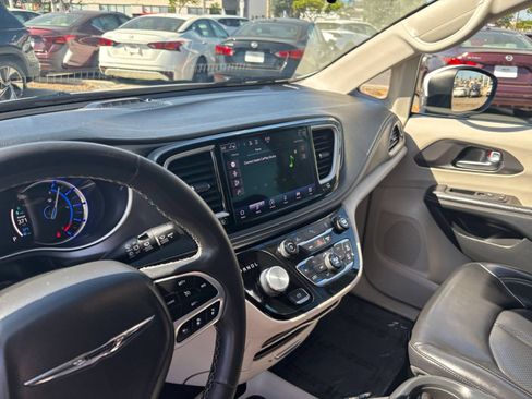 Used 2023 Chrysler Pacifica Touring-L FWD image 14