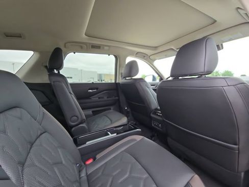 New 2026 Nissan Pathfinder Platinum FWD image 27