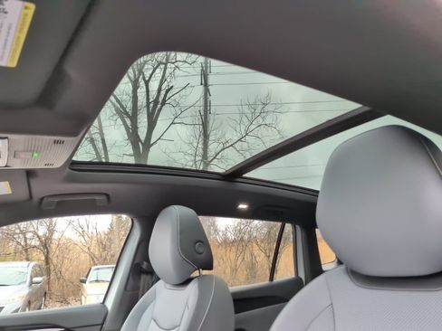 Used 2025 Volkswagen Tiguan SE R-Line image 12