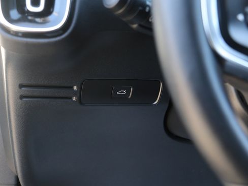 Used 2024 Volvo XC40 B5 Core image 12