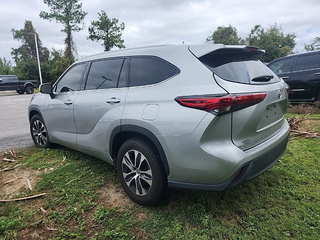 Used 2022 Toyota Highlander XLE FWD image 17